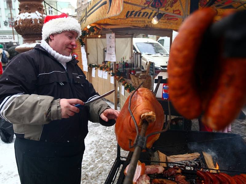 VŮNĚ KLOBÁSEK A SVAŘÁKU láká od kolemjdoucí na vánoční trhy před libereckou radnicí. Náměstí zaplavily stánky prodejců, kteří nabízí kromě dobrot vánoční ozdoby, keramiku, dřevěné hračky i svícny a další drobné dárky. Trhy potrvají až do 22. prosince