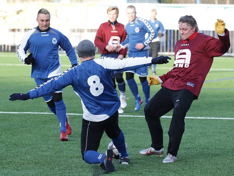 Na umělé trávě U Nisy v Liberci proti sobě zahrála stará garda Slovanu Liberec (v modrém) a stará garda Baumitu Jablonec.