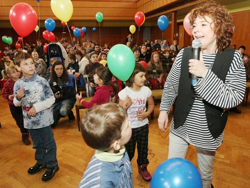 Nadace Syner pozvala pěstounské rodiny Libereckého kraje na pravidelné setkání do libereckého Kolosea. Děti tady bavila dvojice herců Magda Reifová a Petr Vacek a Sváťovo loutkové divadlo.