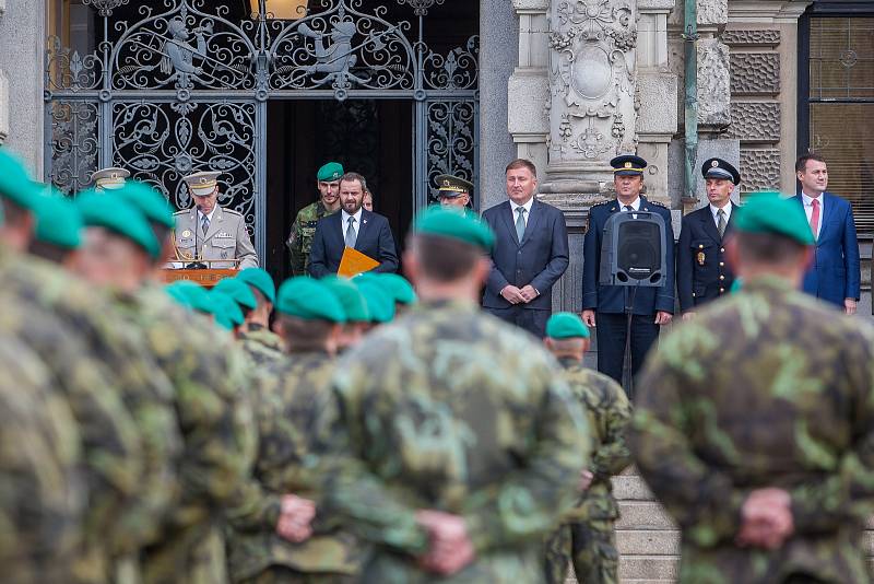 Liberečtí chemici 13. září při slavnostním nástupu před radnicí na náměstí Dr. E. Beneše v Liberci. Jednotka slavila 40 let od vzniku chemické brigády a také 150. výročí přítomnosti vojsk ve městě.