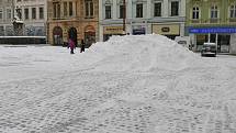 Odklízení sněhu a posyp na náměstí v Liberci.