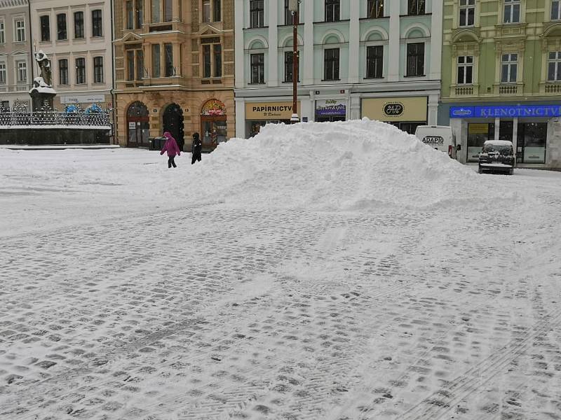 Odklízení sněhu a posyp na náměstí v Liberci.