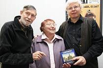 U Fryče pokřtili novou knížku starých pohlednic Liberce režisér Jan Schmid (vlevo), pamětnice a překladatelka Herta Novotná a nakladatel a autor v jedné osobě Roman Karpaš. 