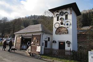 Kryštofovo Údolí je oblíbeným cílem turistů. Láká je sem i unikátní vesnický orloj. 