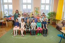 Prvňáci ze Základní školy Hrádek nad Nisou - Donín se fotili do projektu Naši prvňáci. Na snímku je s nimi třídní učitelka Olga Marešová.
