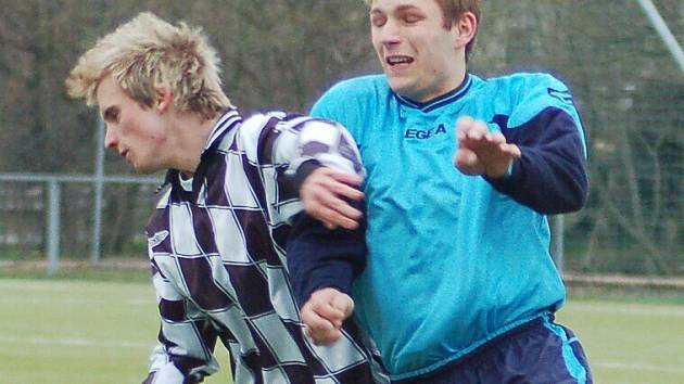 Doubí - Hrádek B 1:1. Domácí Hewrkner (vlevo) v hlavičkovém souboji s hrádeckým Scheuflerem.