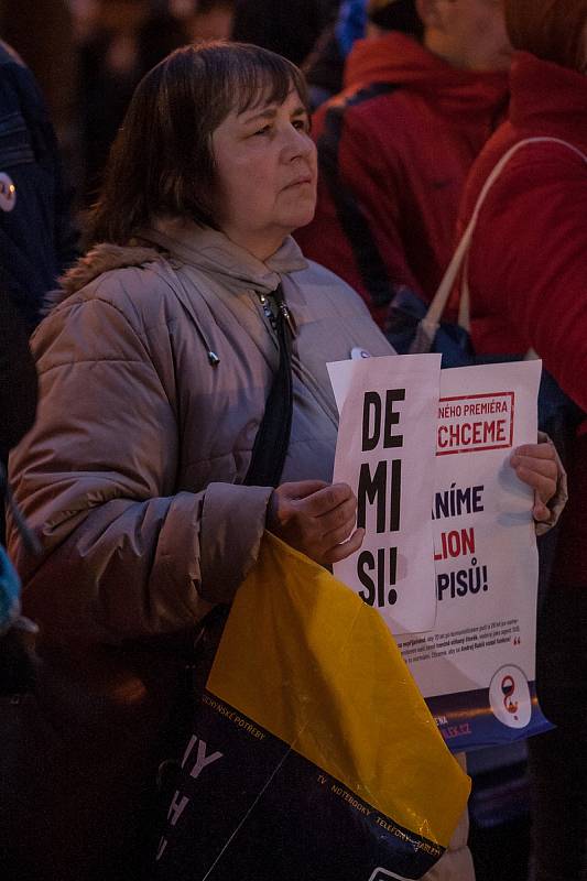 Pochod za slušného premiéra městem od Severočeského muzea v Liberci až k vlakovému nádraží proběhl 22. listopadu.