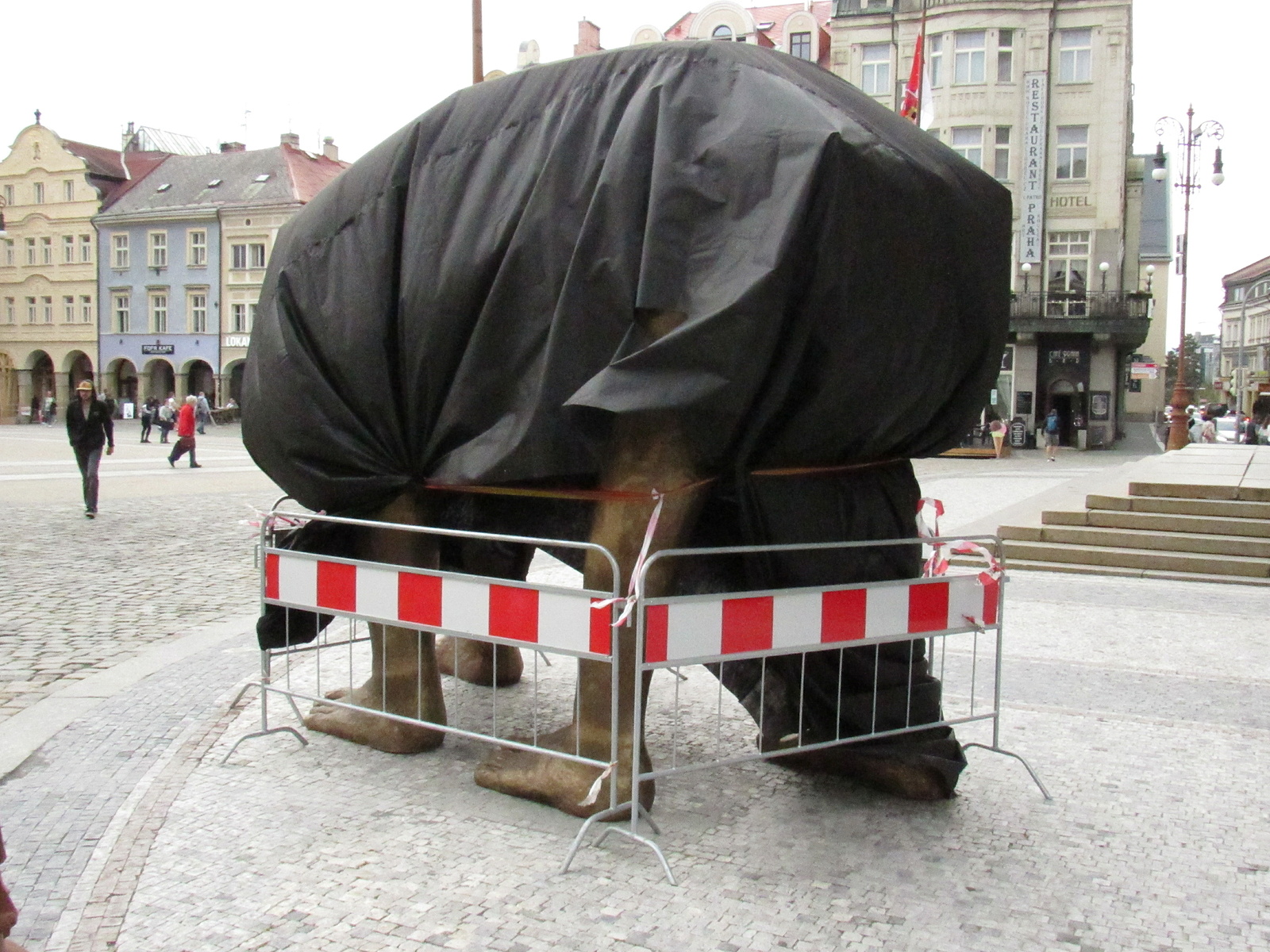 Před radnicí v Liberci je nová socha Davida Černého. Trabant s lidskýma  nohama - Liberecký deník