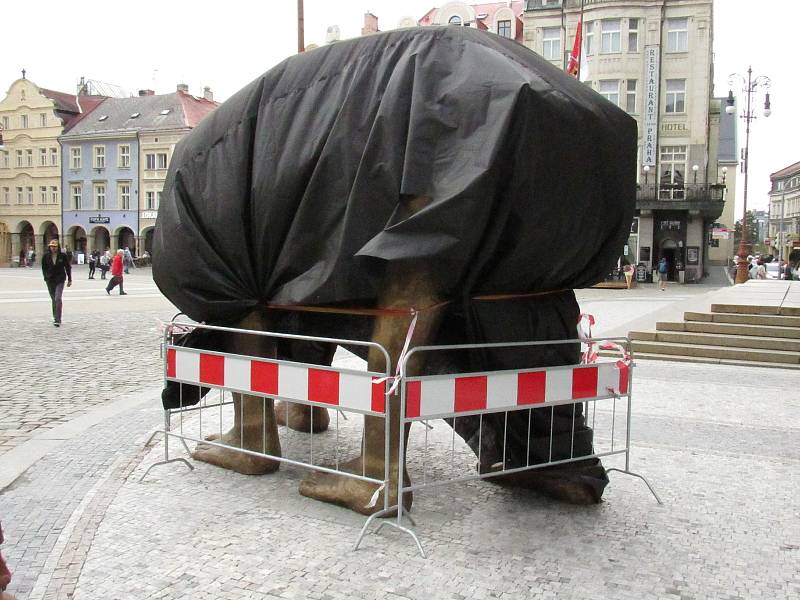 Kontroverzní umělec David Černý vystavil v Liberci další dílo. Jeho trabant se čtyřma lidskýma nohama nahradil před libereckou radnicí skleněnou plastiku Sublima od Jiřího Pačinka.