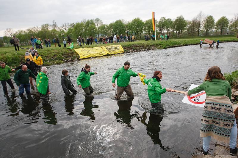 Živý řetěz proti rozšiřování dolu Turów na česko-polsko-německém Trojzemí.