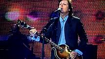 PAUL MCCARTNEY. Zpěvák za týden oslaví 73. narozeniny, přesto z pódia doslova neslezl a svůj zpěv doprovázel celý koncert i na kytaru, baskytaru nebo klavír. 