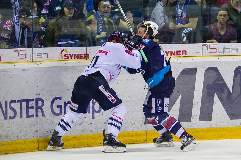 Páté utkání semifinále Generali play off Tipsport extraligy ledního hokeje mezi celky Bílí Tygři Liberec a Piráti Chomutov se odehrálo 7. dubna v liberecké Home credit areně. Na snímku zleva Jakub Valský a Nicolas Hlava.