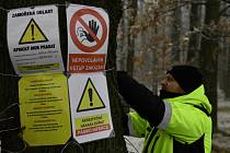 Strážníci instalují tabule s informací o omezení vstupu v souvislosti s africkým morem prasat, 6. prosince 2022 ve Frýdlantě na Liberecku.