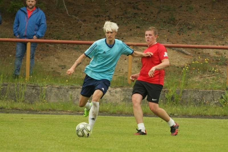 Dětřichov prohrál doma v přípravném fotbale s Ruprechticemi (v modrém) 2:3.