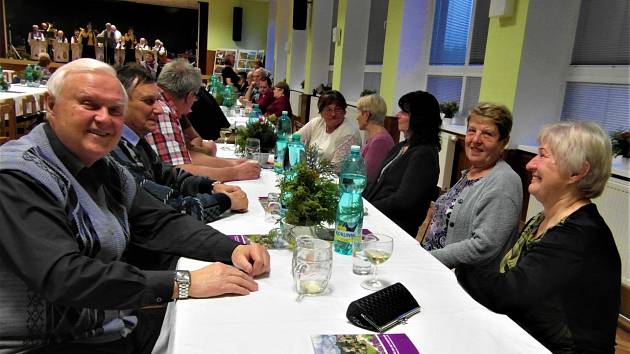 Společné setkání seniorů tří obcí ve Všelibicích.