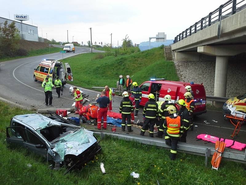 Dvě těžká zranění při nehodě u Jeřmanic, zasahoval i vrtulník