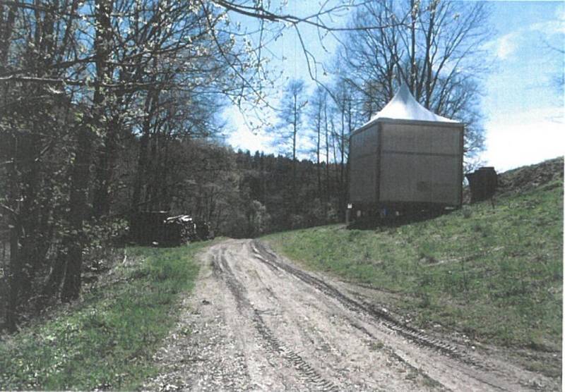 Jednou z černých staveb v přírodním parku na Ještědu je "skleník".