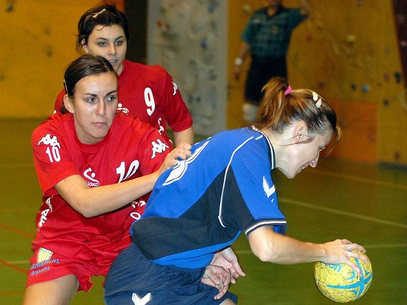 HÁZENKÁŘKY LOKOMOTIVY JSOU SUVERÉNNÍ. Vedou soutěž s náskokem. Liberecká Eva Kračmarová (vlevo) brání soupeřku a vše vzadu jistí Lucie Houserová.