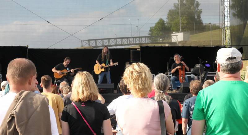 BENÁTSKÁ. Ve Vesci začal 23. ročník festivalu. Zahájily ho kapely z Hanspaulky.