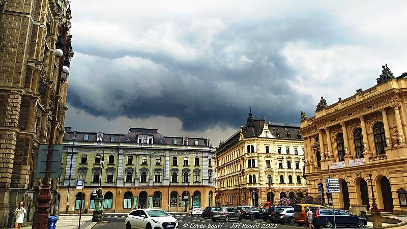 Čtvrteční bouřka nad Libercem.