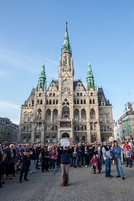 Lidé protestovali 9. dubna na libereckém náměstí Dr. E. Beneše proti premiérovi v demisi Andreji Babišovi a krokům jeho vlády bez důvěryi. Protestovali i lidé i v dalších městech České republiky.