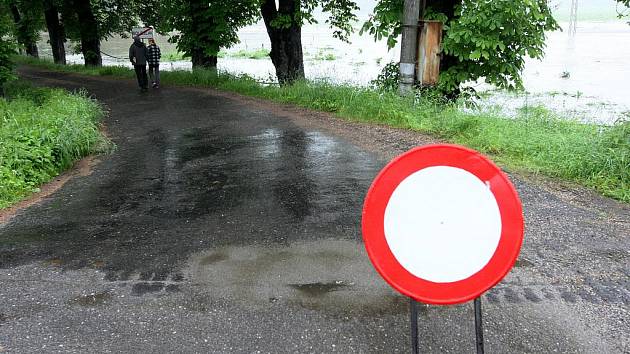 Silná bouře, která se v noci na čtvrtek prohnala Libereckem, zvedla Smědou na třetí povodňový stupeň. 