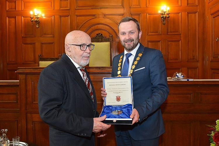 Medaili města Liberec obdržel významný vědec Vladimír Zikmund.