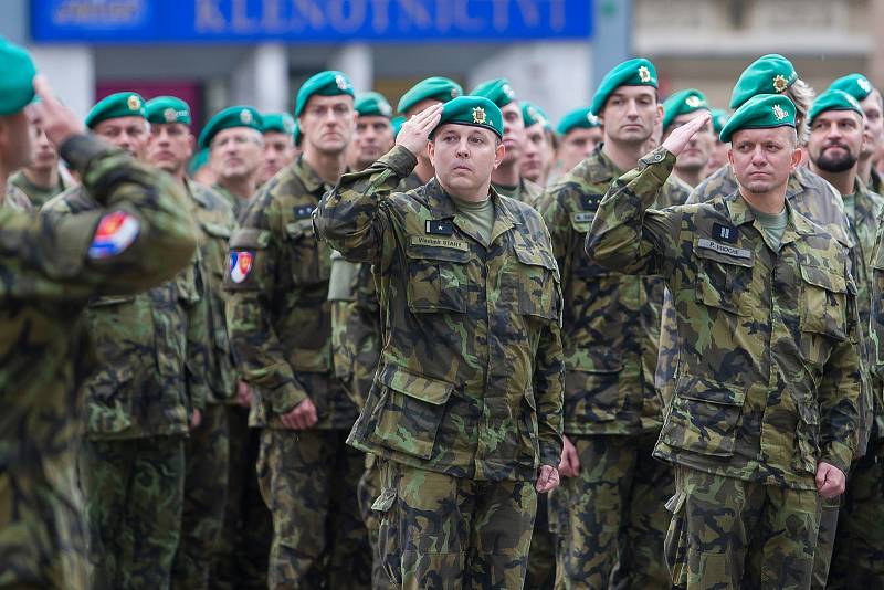 Liberečtí chemici 13. září při slavnostním nástupu před radnicí na náměstí Dr. E. Beneše v Liberci. Jednotka slavila 40 let od vzniku chemické brigády a také 150. výročí přítomnosti vojsk ve městě.