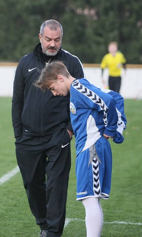 V souboji béček vyhrálo to rynoltické (černobílé dresy) nad domácím Hrádkem 1:0.