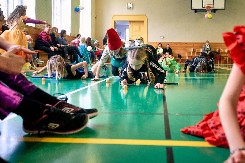 V sobotu odpoledne zaplnily sokolovnu Slovanu Vesec pohádkové postavy.