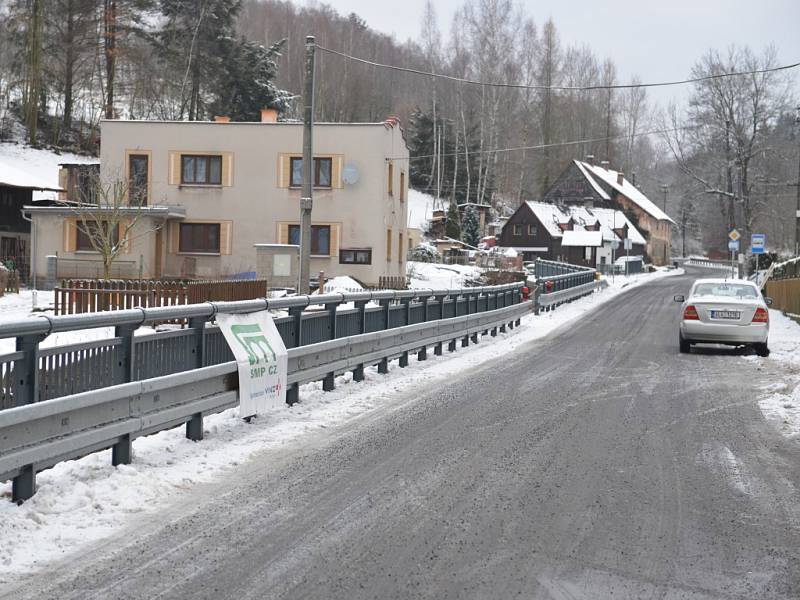 Ve Vítkově se konečně dočkali silnice. Na snímku silnice v době opravy.