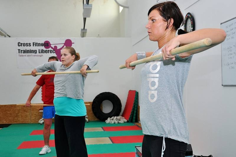 CROSSFIT. Nejprve cvičíme s násadou od koštěte. Poté přesedláme na olympijskou osu. Cvičíme i s kettlebellem a medicinbalem. Na konci tréninku jedeme sestavu všech cviků.