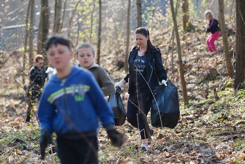 Úklid odpadků v Dolní Řasnici na Liberecku v rámci celorepublikové akce Ukliďme Česko