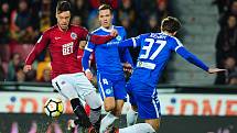 Fotbalové utkání HET ligy mezi celky AC Sparta Praha a FC Slovan Liberec 18. února v Praze. Zleva Václav Kadlec vs. Milan Kerbr.