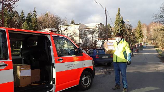 Hasiči se v Libereckém kraji zapojili do rozvozu dezinfekce a ochranných pomůcek