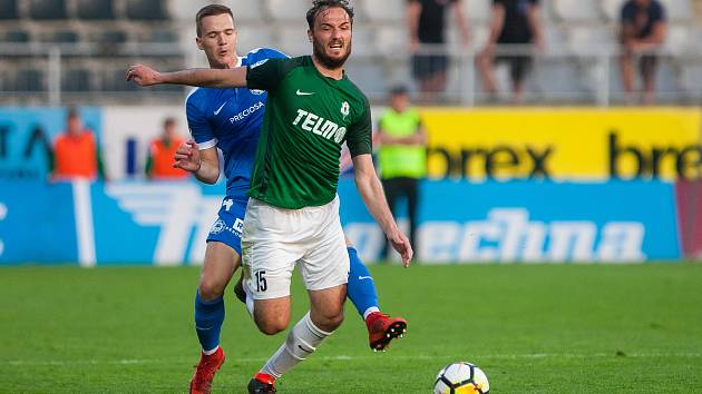 Zápas 26. kola první fotbalové ligy mezi týmy FK Jablonec a FC Slovan Liberec se odehrál 29. dubna na stadionu Střelnice v Jablonci nad Nisou. Na snímku v zeleném je Martin Doležal.