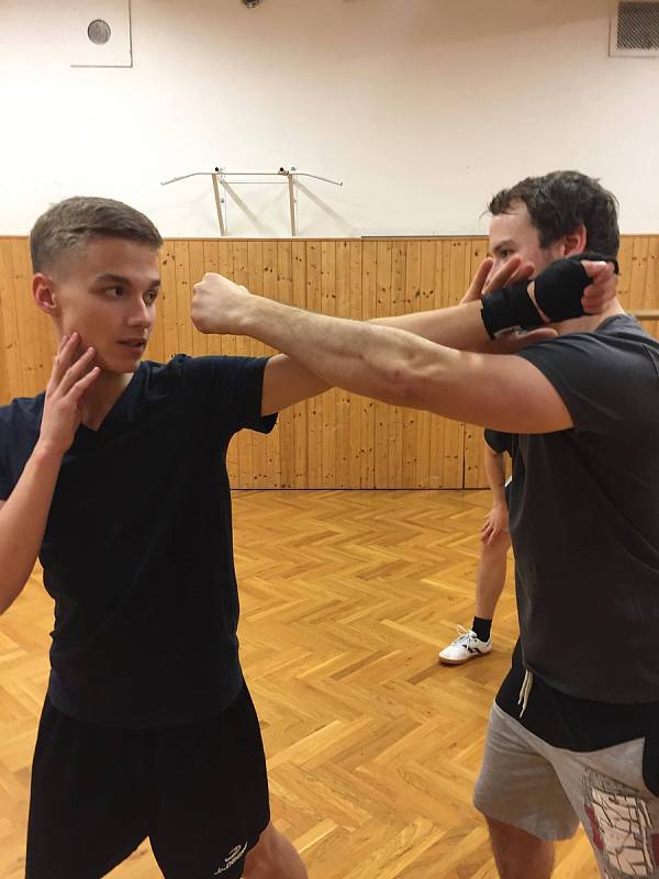 Krav maga představuje sebeobranný systém, který řeší nastalé situace komplexně, od toho, co předchází fyzickému střetu po jeho průběh až po opuštění místa střetu. Obsahuje v sobě i hodně z filozofie.