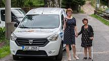Slavnostní předání automobilu v rámci projektu Sociální automobil proběhlo 14. července v Domově Harcov Liberec. Na snímku vlevo ředitelka domova Vladimíra Řáhová.