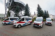 Obnova vozového parku Krajské nemocnice Liberec pokračovala 12. října předáním čtyř nových sanitních vozů značky Ford.