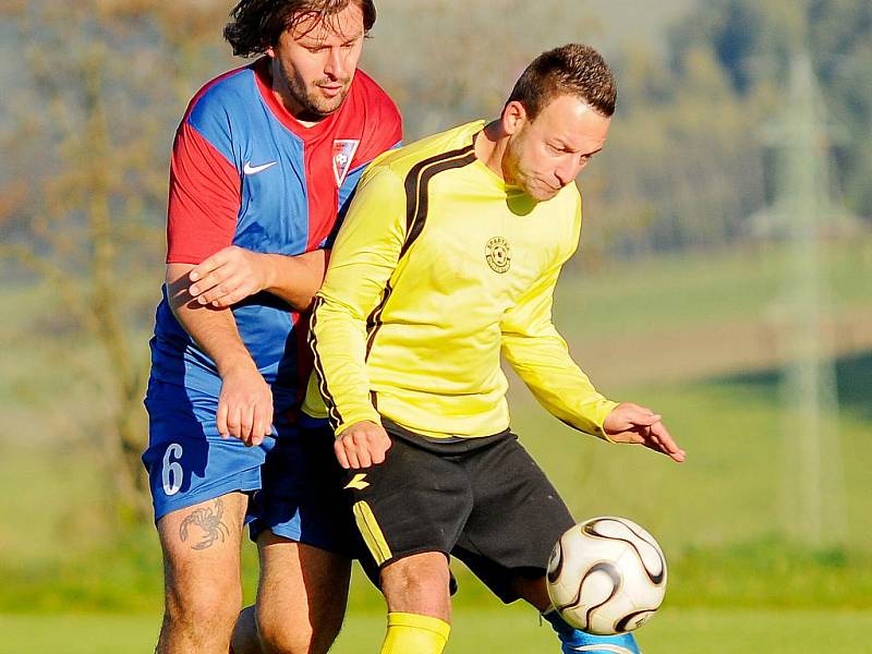 RYNOLTICE VYHRÁLY S ODŘENÝMA UŠIMA 1:0. Ve žlutém je chrastavský Lukáš Jahoda, s Michalem Šálkem za zády.