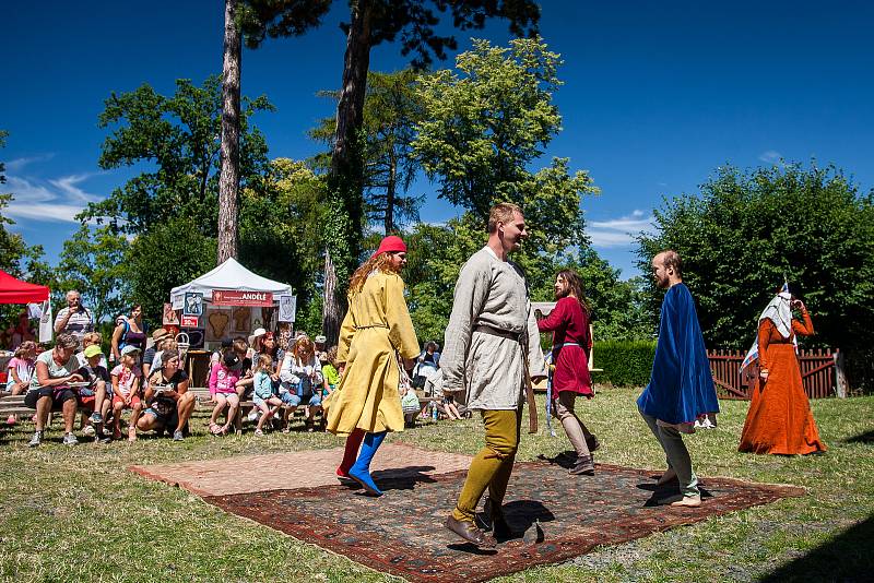 Létohrádky, tradiční letní víkendový festival  na hradě Grabštejn. Pro návštěvníky byla připravena šermířská a taneční vystoupení a další zábava. 2017.