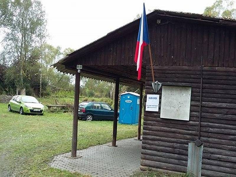 V obci Obora, která patří pod Doksy, se tradičně volí v chatě místního Mysliveckého sdružení