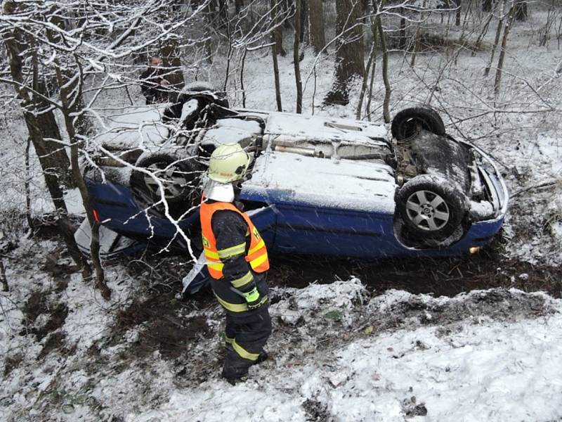 V 7:30 byli volání liberečtí profesionální hasiči společně s dobrovolnou jednotkou Českého Dubu k dopravní nehodě v části obce Vlčetín, kde se auto s řidičkou převrátilo do příkopu na střechu.