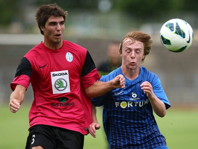 Juniorská fotbalová liga Slovan Liberec(modří) proti FK Mladá Boleslav na Městském stadionu v Liberci. Zleva Miroslav Hošťálek a Daniel Dydowicz