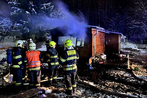 Požár domku v obci Rynoltice na Liberecku.