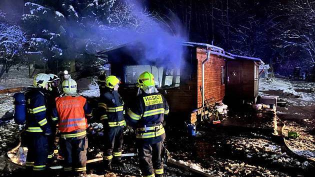 Požár domku v obci Rynoltice na Liberecku.