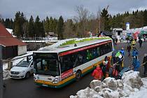 V rekordních 193 otáčkách převezly autobusy účastníky 56. ročníku legendárního závodu Jizerská 50.