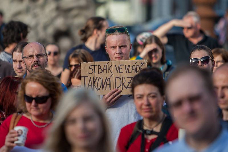 Lidé protestovali 9. dubna na libereckém náměstí Dr. E. Beneše proti premiérovi v demisi Andreji Babišovi a krokům jeho vlády bez důvěryi. Protestovali i lidé i v dalších městech České republiky.