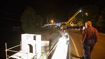Dělníci usadili lávku na betonové pilíře v Rudolfově v Liberci.  Lávka je dlouhá 21,5 metru a široká, 1,9 metru. Bude sloužit pro pěší.