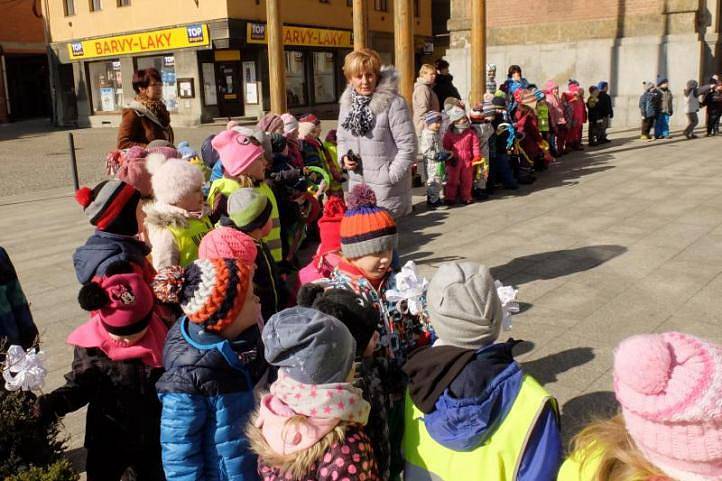 Děti ze všech budov mateřských škol ve Frýdlantu i ze Základní školy speciální z Frýdlantu se v úterý loučily se zimou a vítaly jaro. 